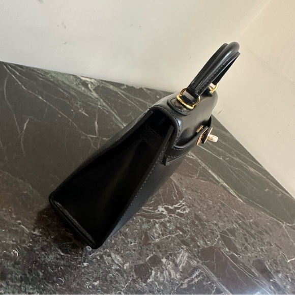 Classic Leather Hangbag Gold Lock - Picture 5 of 12